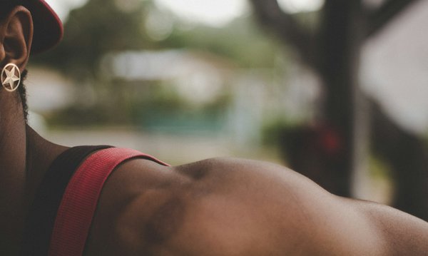 Quels exercices de musculation sont les plus adaptés pour renforcer les muscles des épaules chez les lanceurs de javelot?