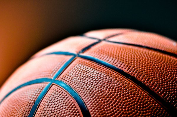 Quelles sont les meilleures pratiques pour développer une endurance spécifique au basket chez les jeunes joueurs ?